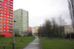 1280px-Chodník_ke_škole_Jahodová