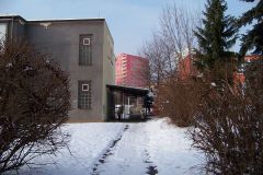 1280px-ZŠ_Jahodová_zadní_vchod